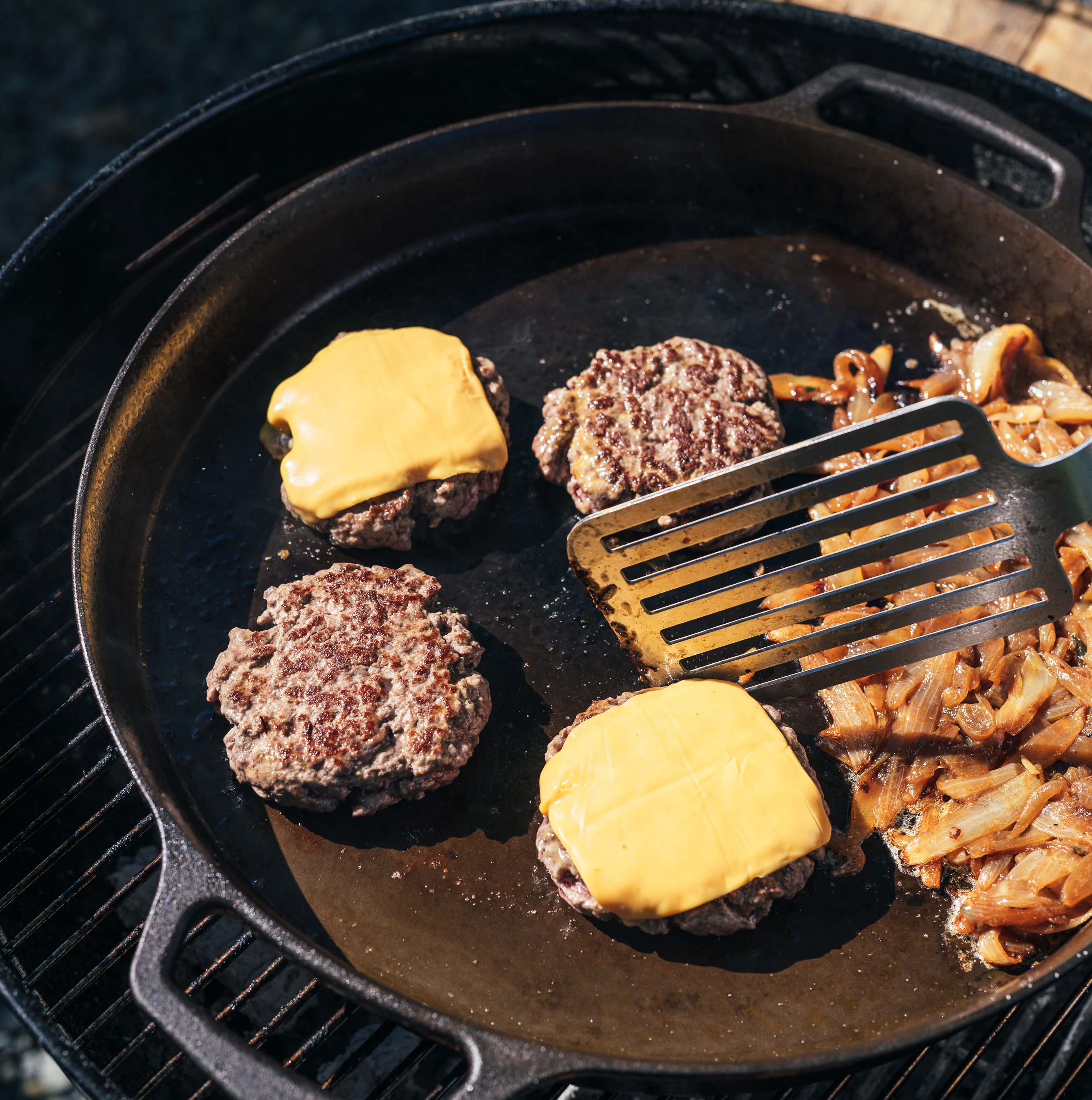 No.16 Double-Handled Cast Iron Skillet - Image 3